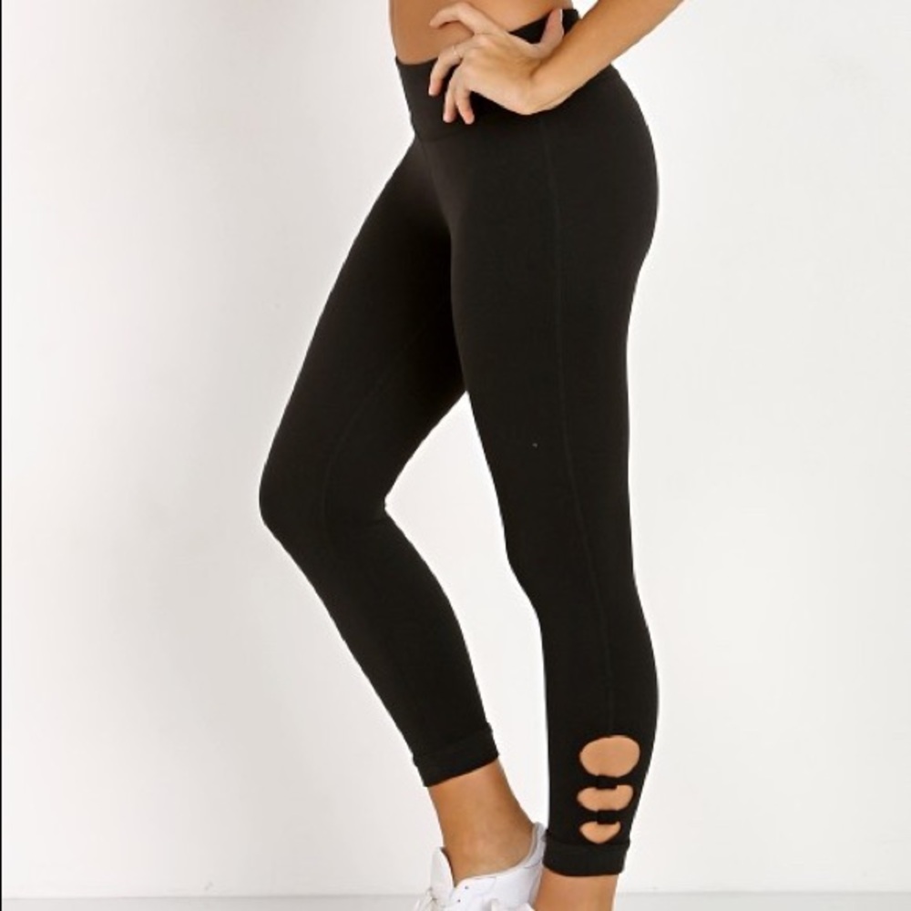 Beyond Yoga Full Circle cut out Capris